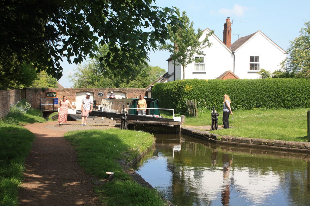 Cruise Guide To The Staffs & Worcs Canal - Canal Boat