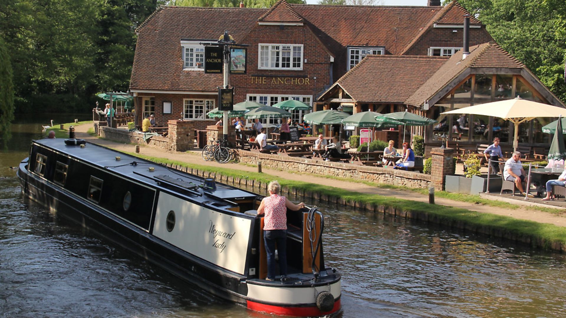 10-pubs-on-the-river-wey-navigation-canal-boat