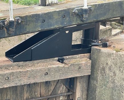 Charity brings in crane boat for Notts lock repairs