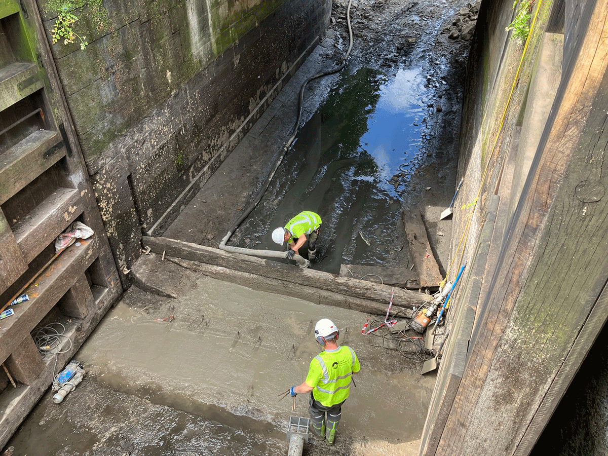 Wigan lock drained for repair work - Canal Boat