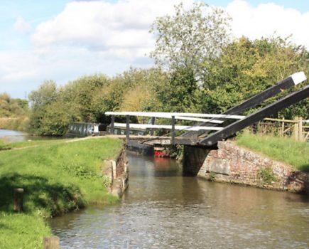 Historic liftbridges on the Oxford Canal to be repaired